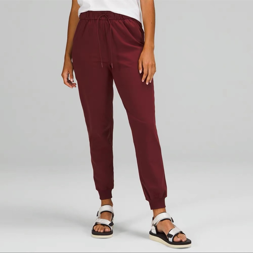 NWT | Lululemon on the fly joggers 28” Woven SZ 4